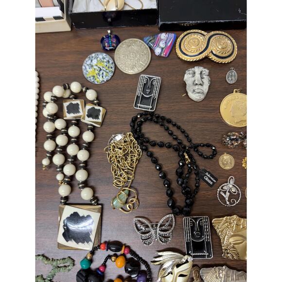 Box of vintage costume jewelry lot - Picture 10 of 15